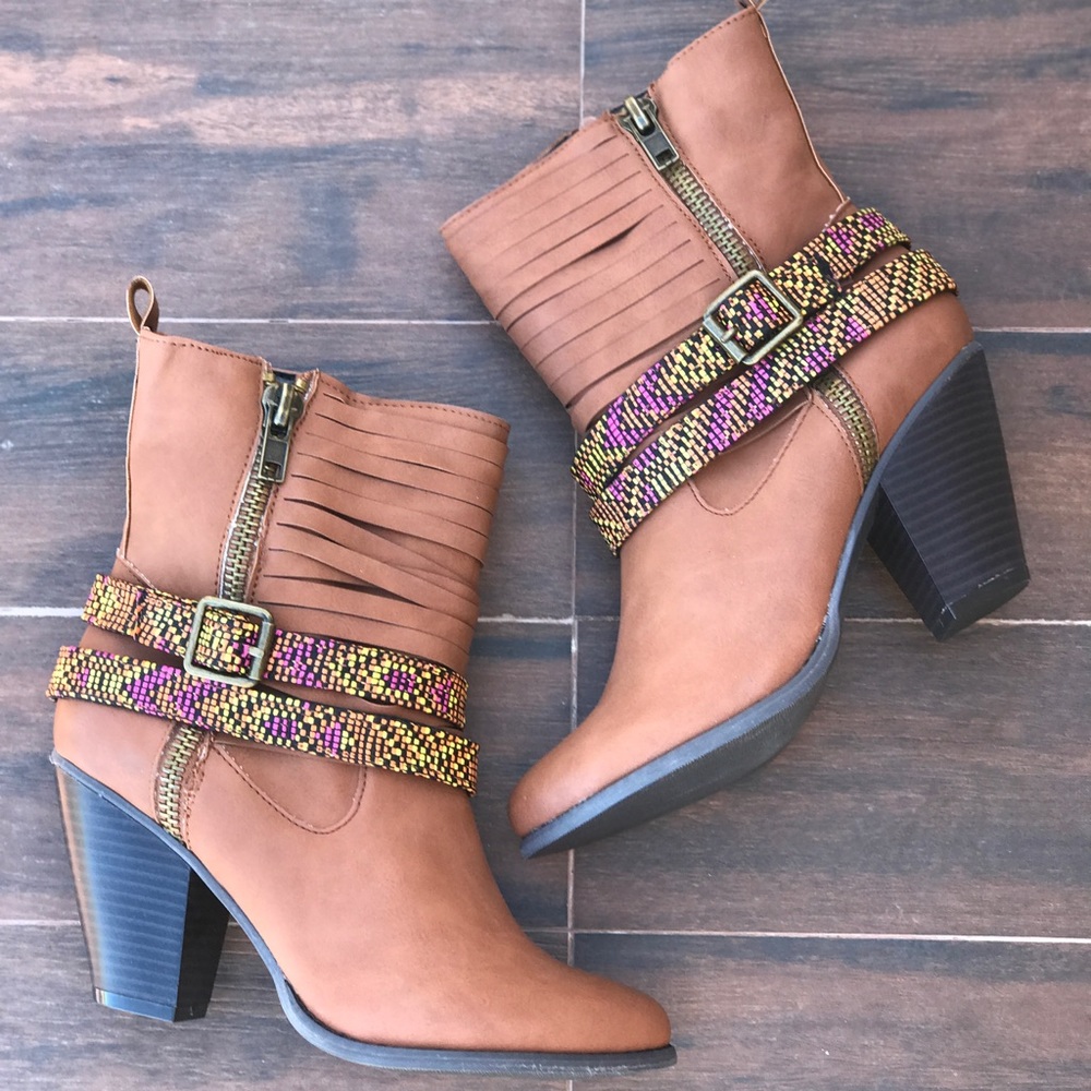 NIB Tan Boho Chic Beaded Belted Embellished Boots - Picture 6 of 8