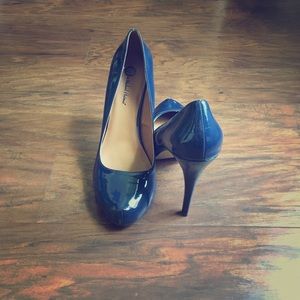 Blue pumps