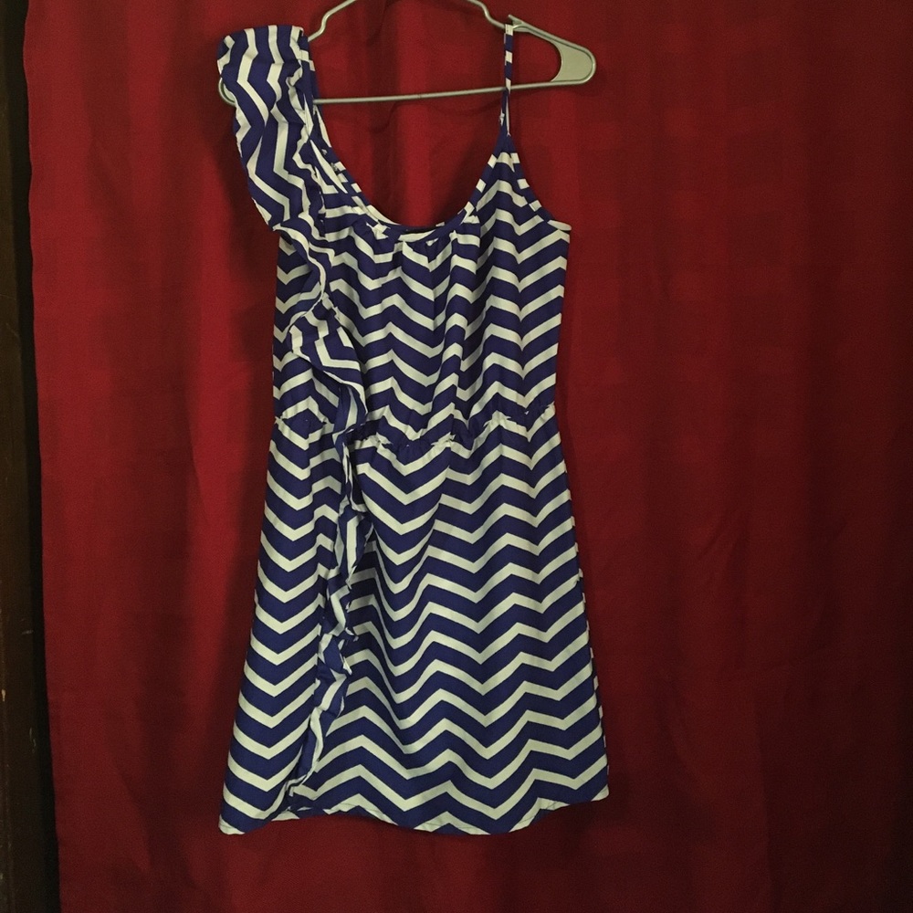 Ruffled shoulder chevron dress