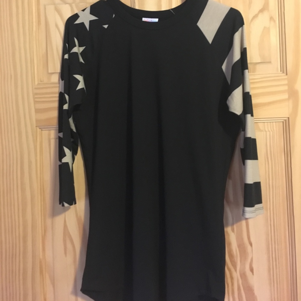 New Without Tags LuLaRoe Randy tee. Small