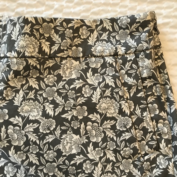 Women’s J. Crew Floral Stretch Shorts Size 8 - Picture 2 of 4