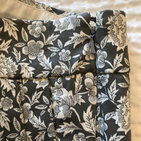 Women’s J. Crew Floral Stretch Shorts Size 8 - Picture 3 of 4