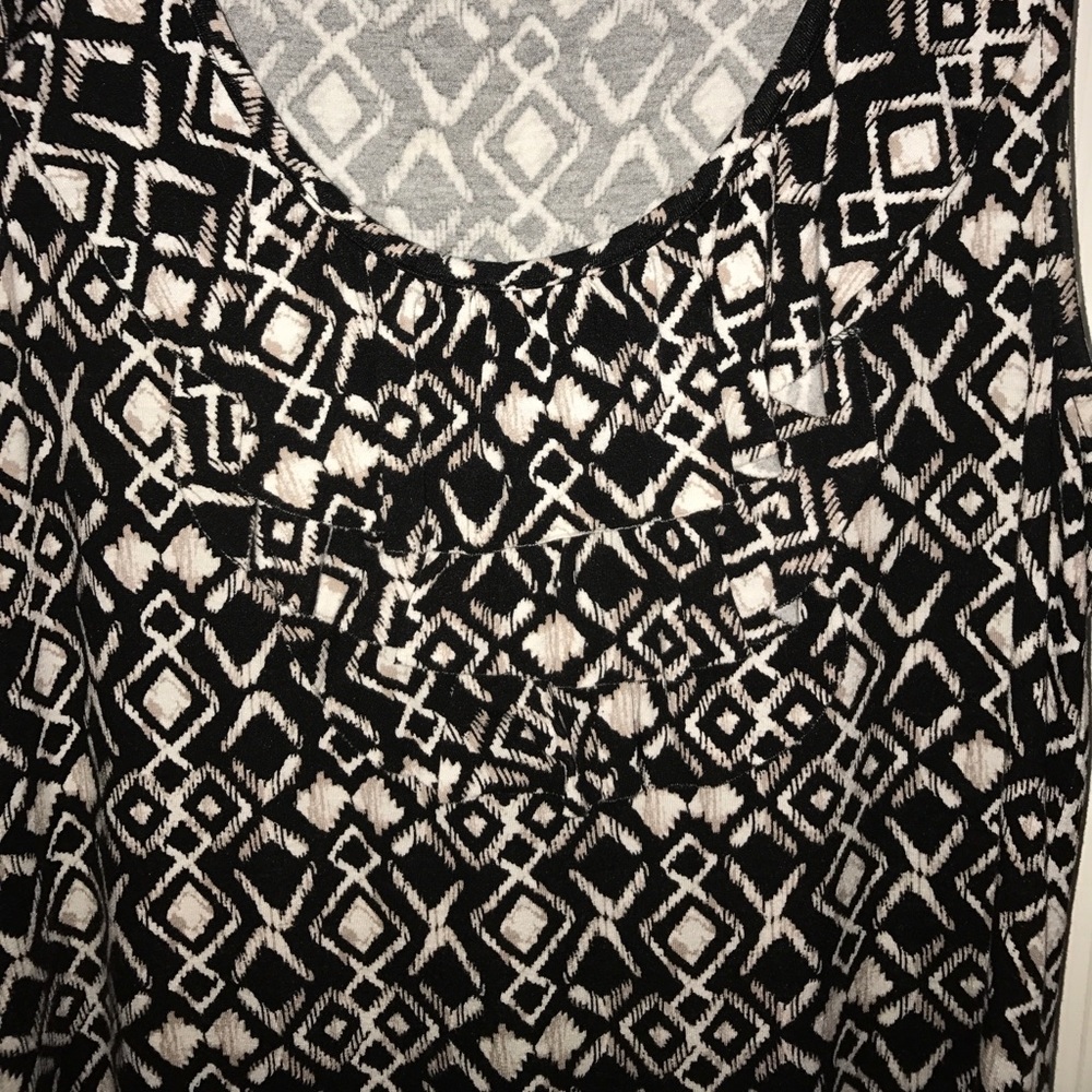 Geometric Ruffle Tank Top - Picture 2 of 2