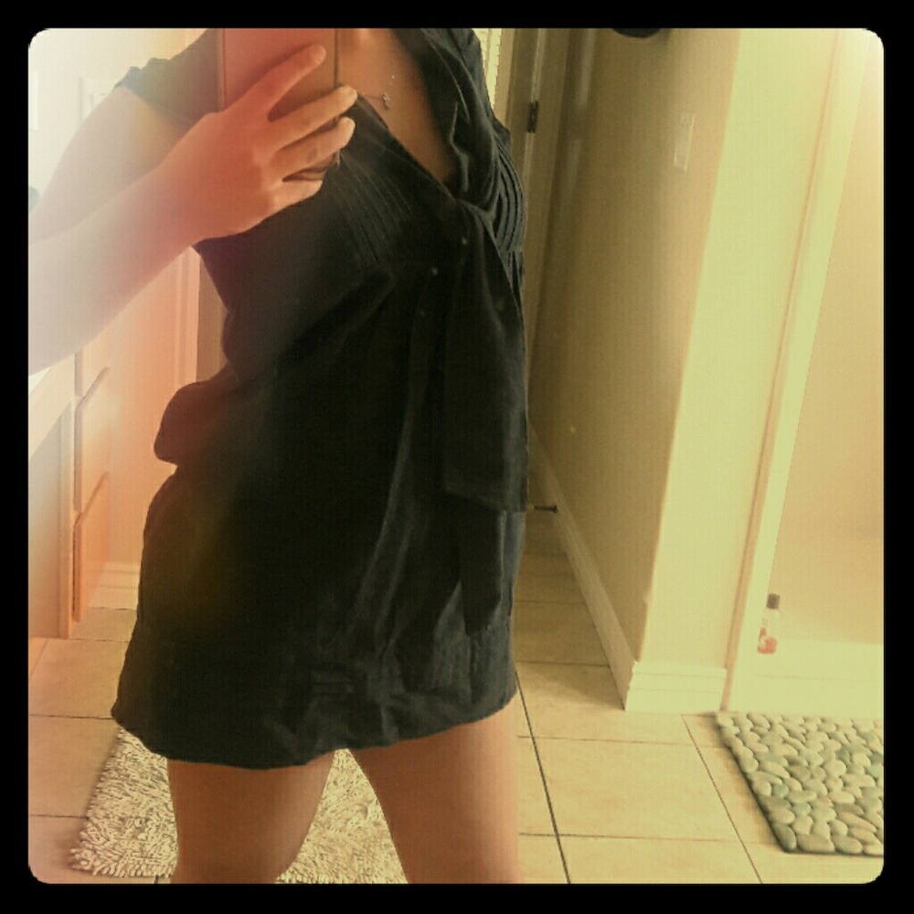 Beautiful pleated dress with a tie from the collar