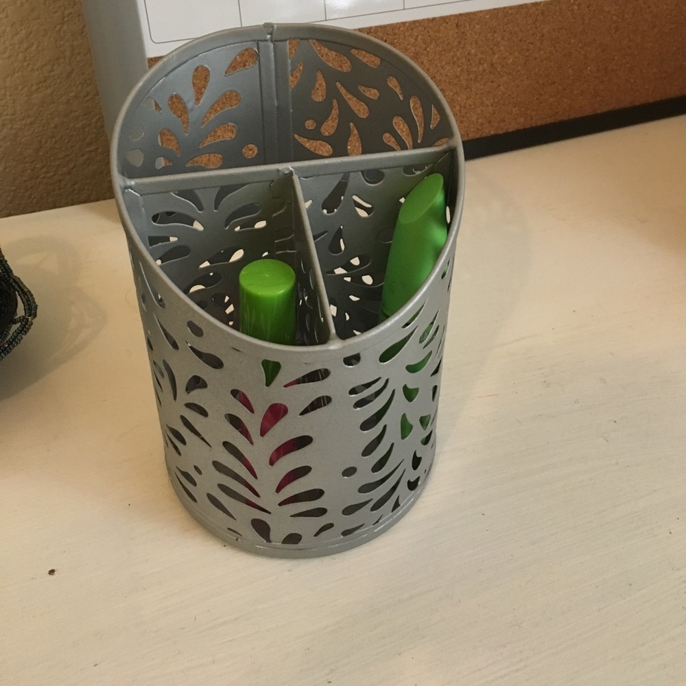 Makeup/accessory holder