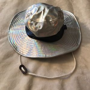 HOLOGRAPHIC bucket hat✨