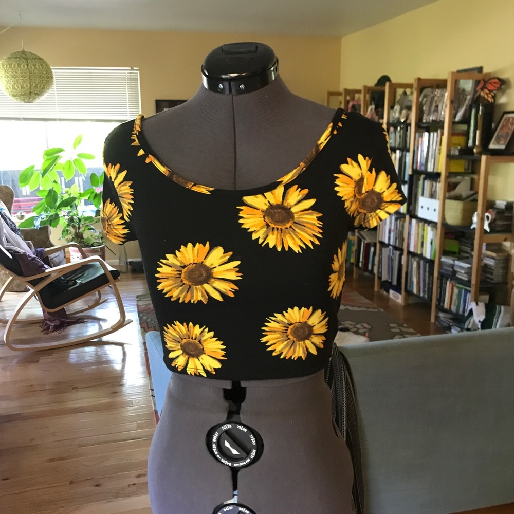 Black sunflower crop top