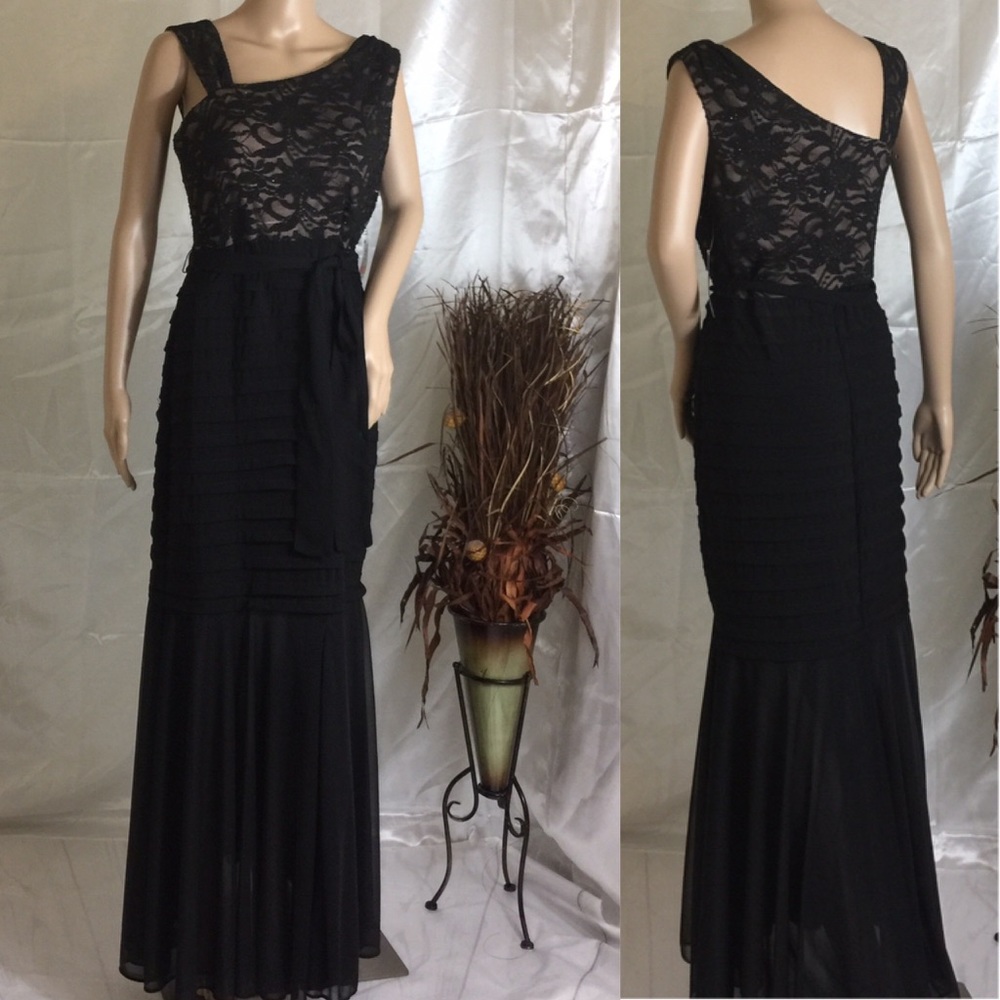 ⬇️🆕R&M Richards black sparkle sleeveless gown