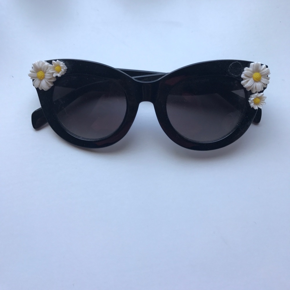Forever 21 daisy sunglasses