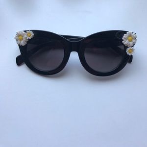 Forever 21 daisy sunglasses