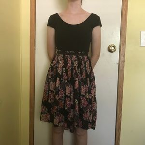 Adorable hi-low floral dress!