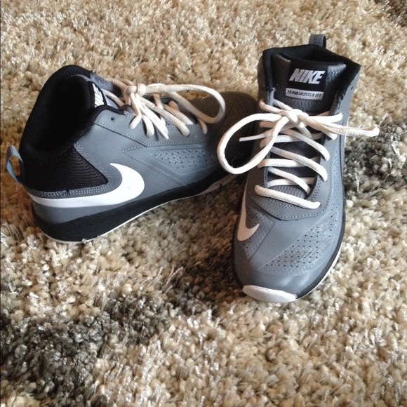 Boys Nike shoes - Picture 2 of 5