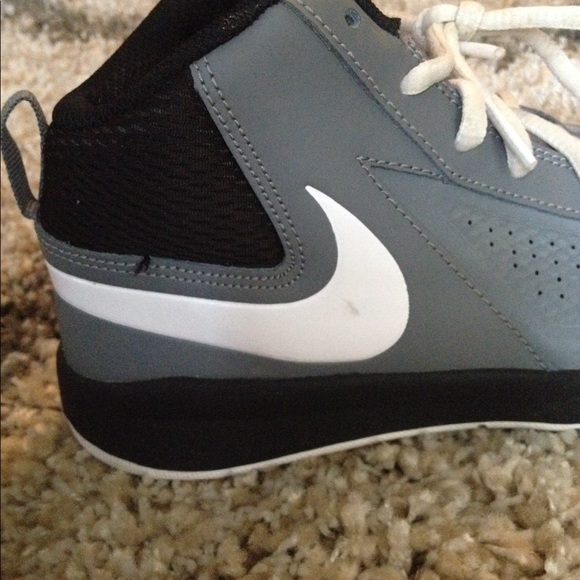 Boys Nike shoes - Picture 3 of 5