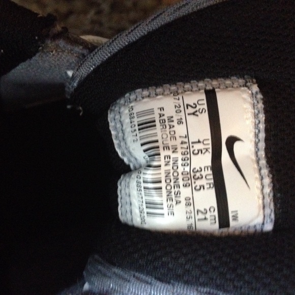 Boys Nike shoes - Picture 4 of 5