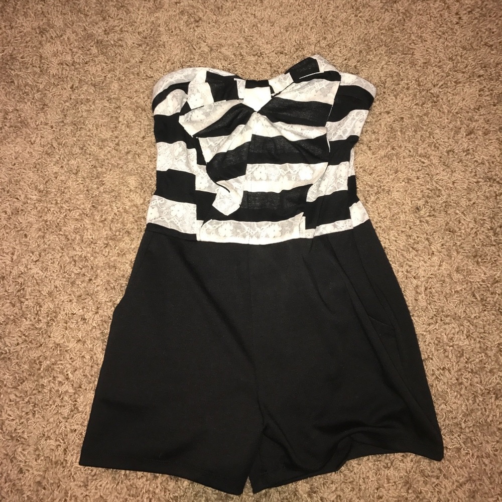 BRAND NEW w/tags bow front, pocketed romper.