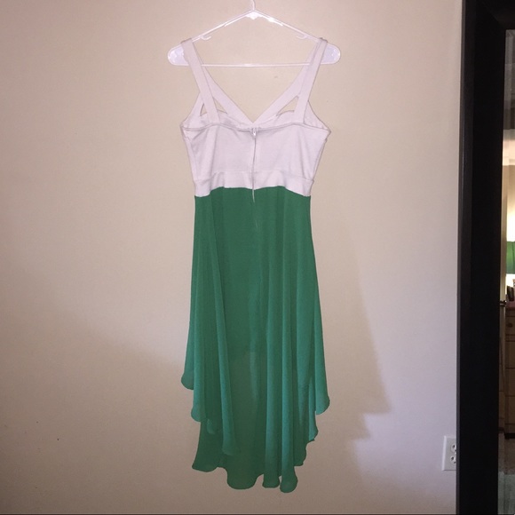 💚 Hi-Low Boutique Dress! 💚 - Picture 2 of 4