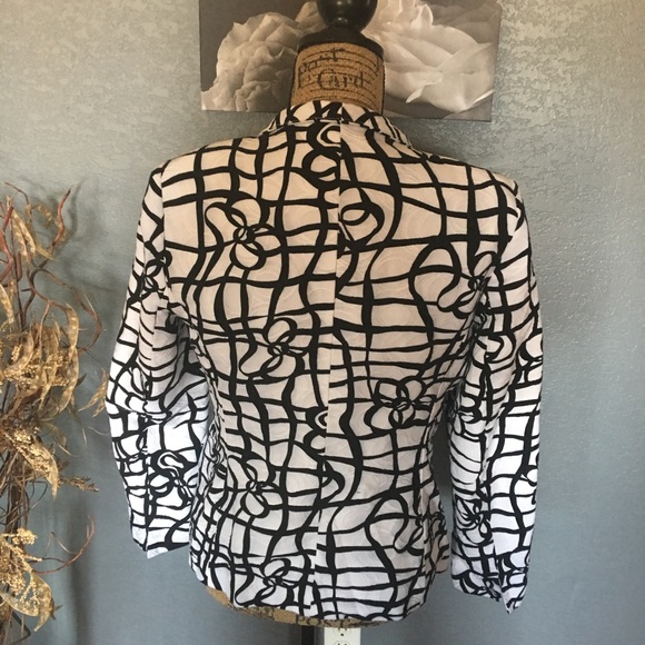 ⭕️INVESTMENTS - Black & White Jacket - Picture 2 of 7