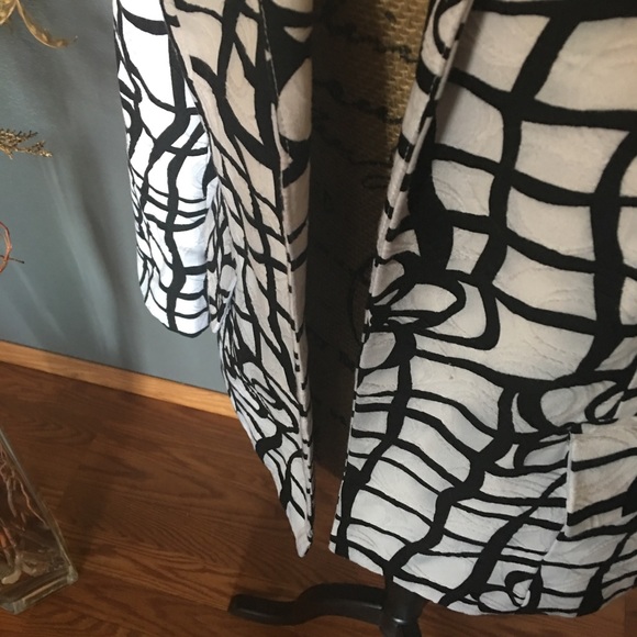 ⭕️INVESTMENTS - Black & White Jacket - Picture 4 of 7