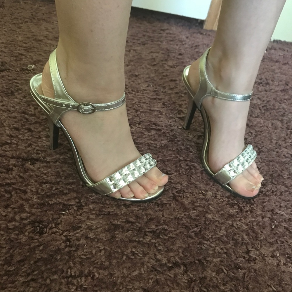 Gorgeous silver heels!