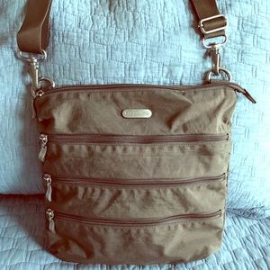 Baggalini zipper bag