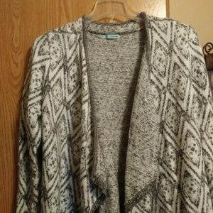 Maprices XL Gray and White Sweater