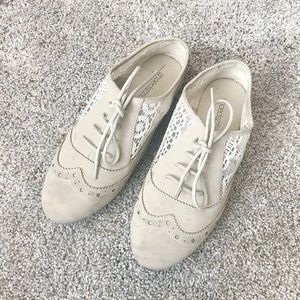 Beige lace shoes