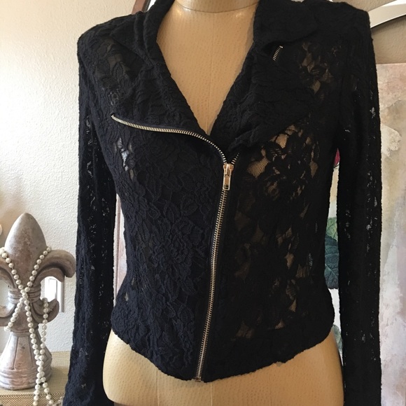 Forever 21 Jackets & Blazers - Forever 21 black lace zip up cropped jacket Sz L
