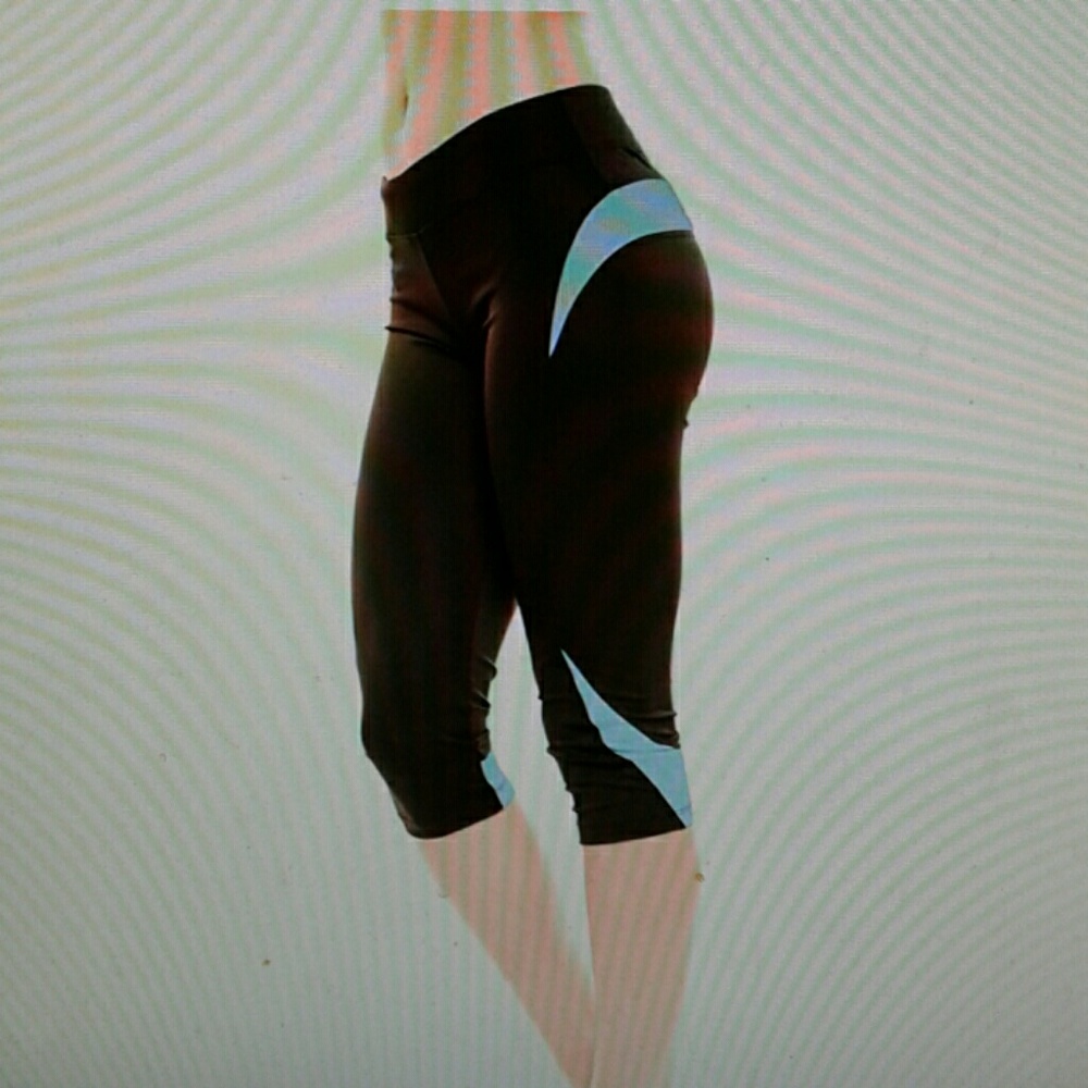 Issa Plus yoga/workout capri pants