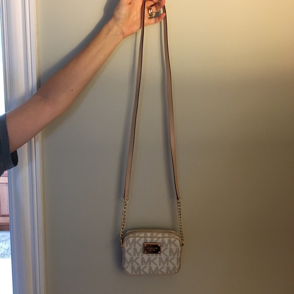 Micheal Kors cross body purse