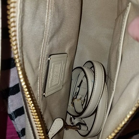 New with tags coach shoulder bag! - Picture 2 of 3