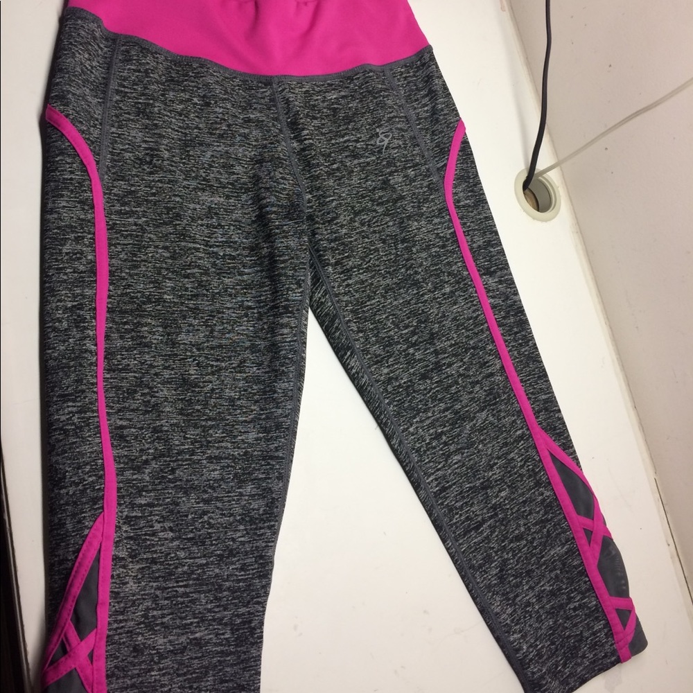 Capri leggings (pink and grey)