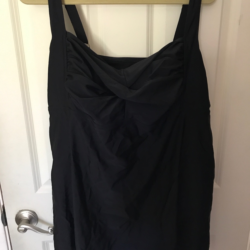 Beautiful black swimdress!! 🌹🌹