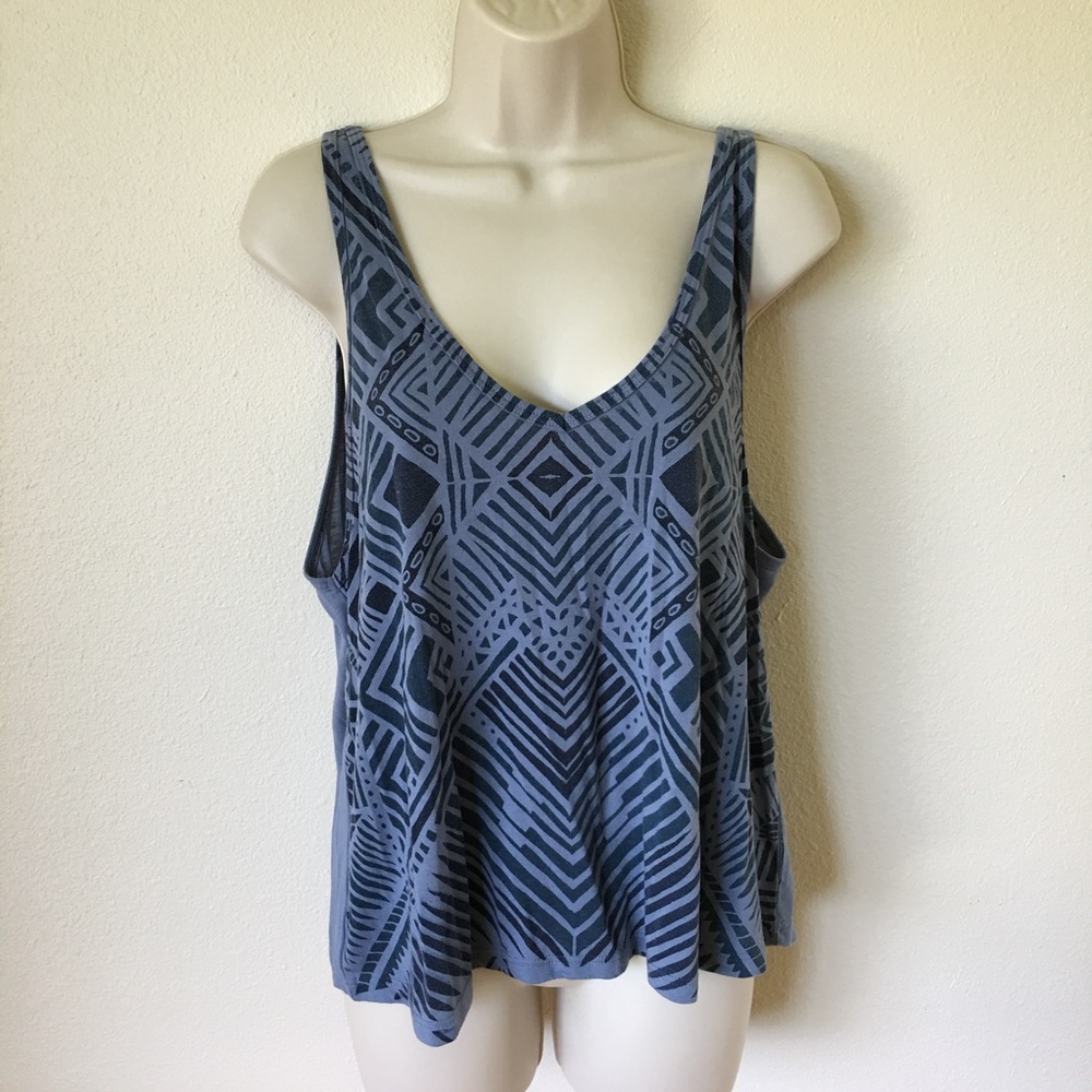 O'Neill top with geometric design