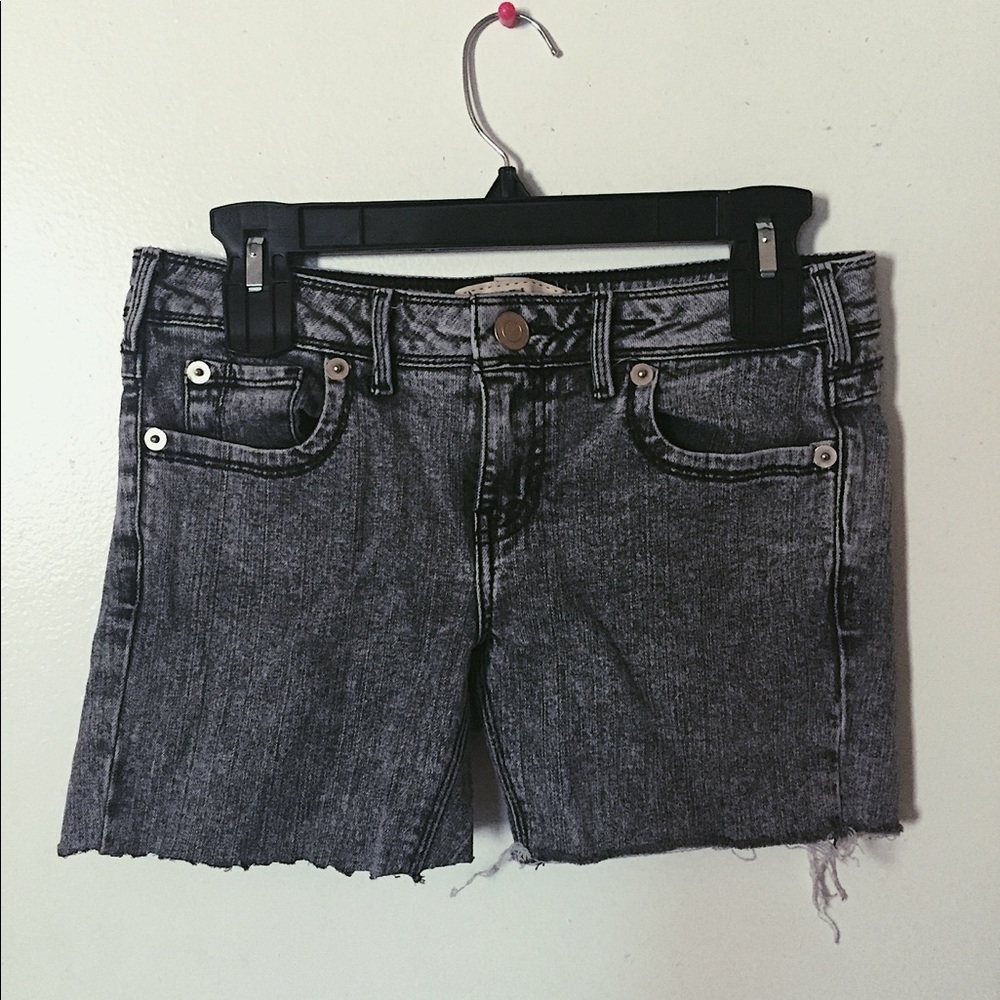 grey jean shorts ✨