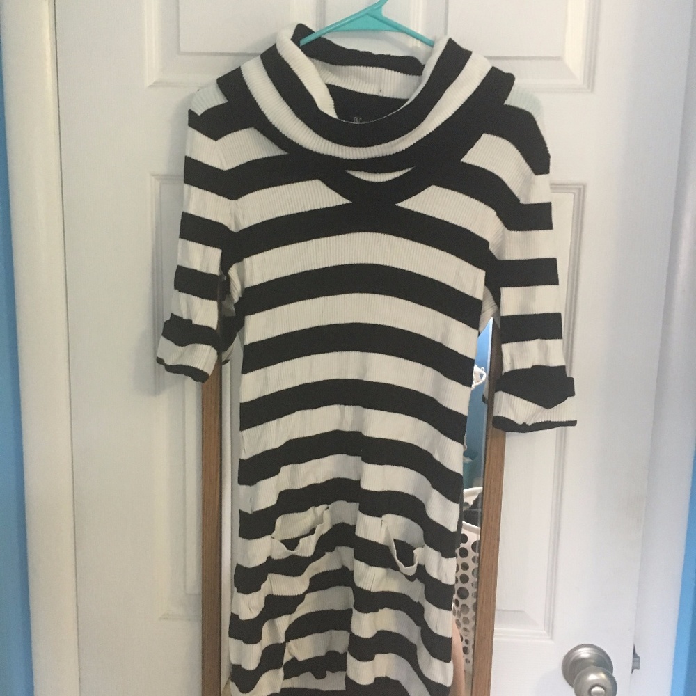 Adorable INC Black and white tunic with POCKETS