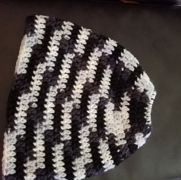 Crochet ponytail beanie - Picture 1 of 2