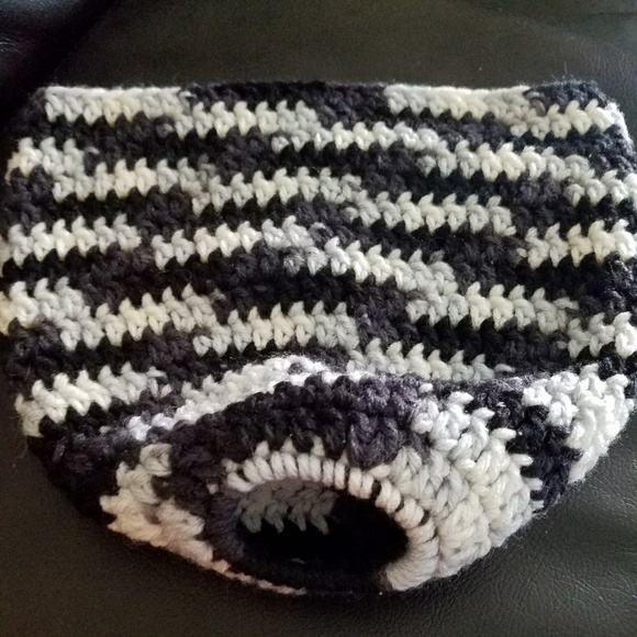 Crochet ponytail beanie - Picture 2 of 2