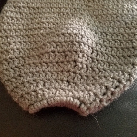 Crochet ponytail beanie - Picture 2 of 2