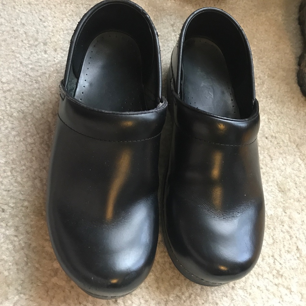 BLACK Dansko clogs sz 38