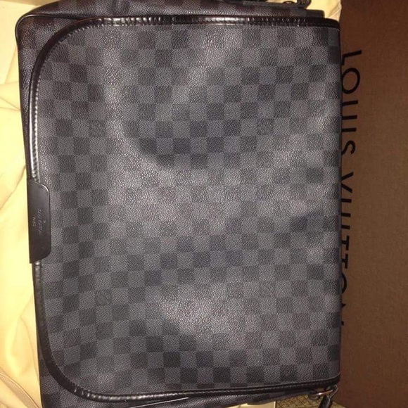 Selling a GM Louis Vuitton messenger bag - Picture 2 of 4