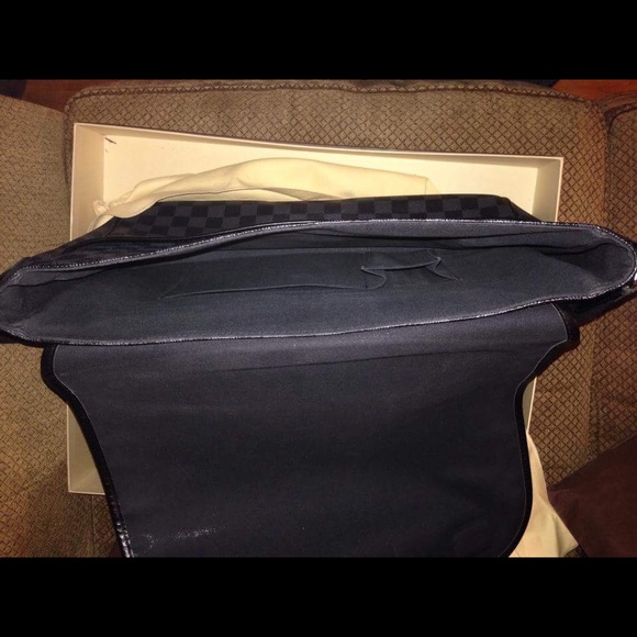 Selling a GM Louis Vuitton messenger bag - Picture 4 of 4