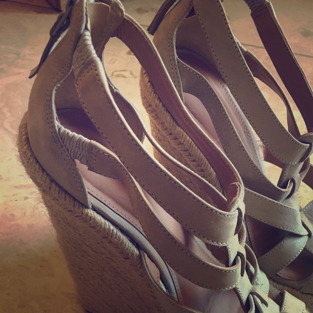 Gorgeous beige wedges !