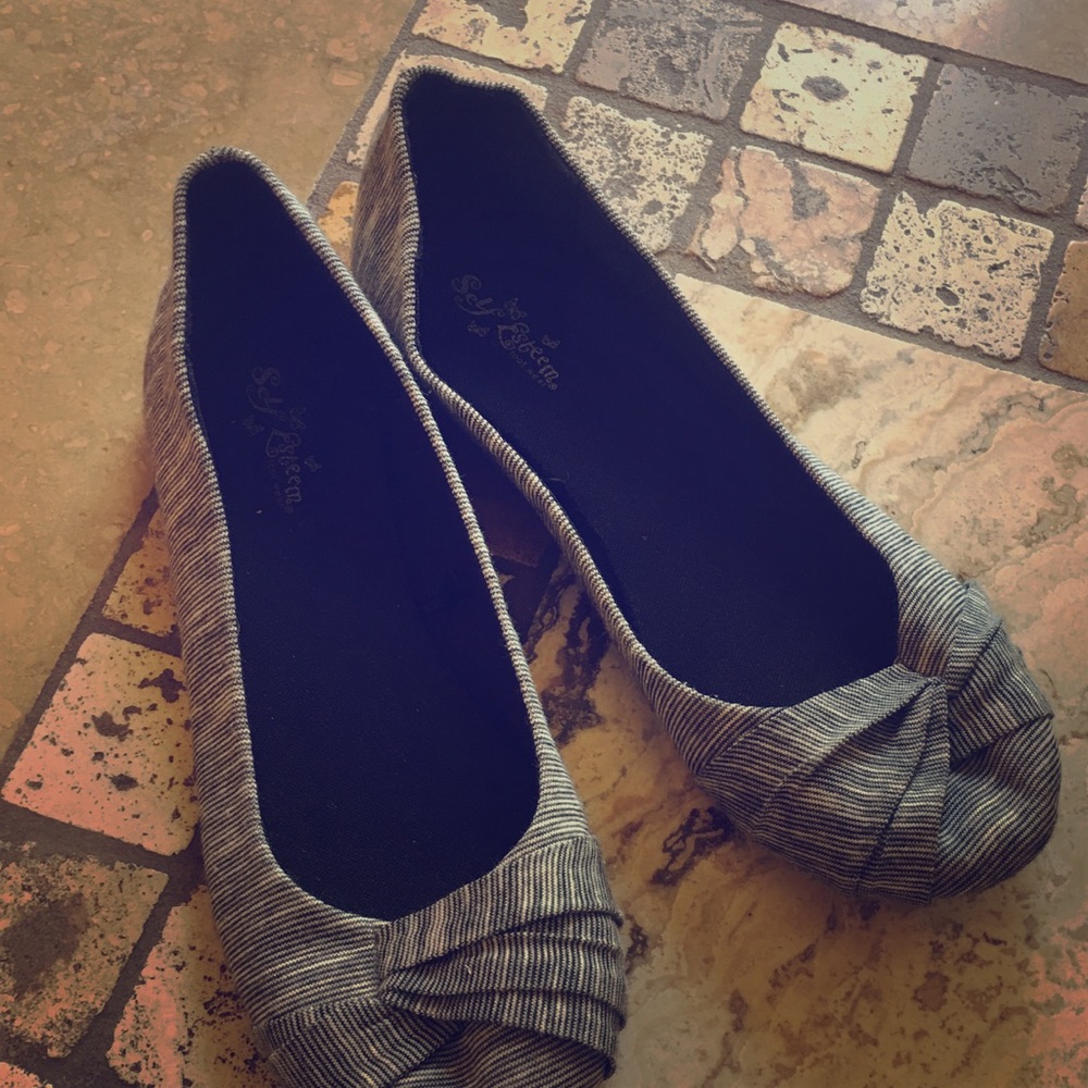 Versatile black and white flats