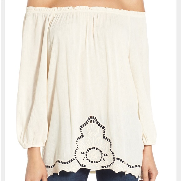 bobeau Tops - Bobeau off the shoulder cream top sz L