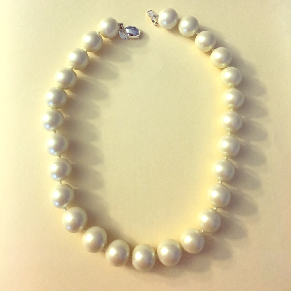 Beautiful ivory Brooks Brothers necklace