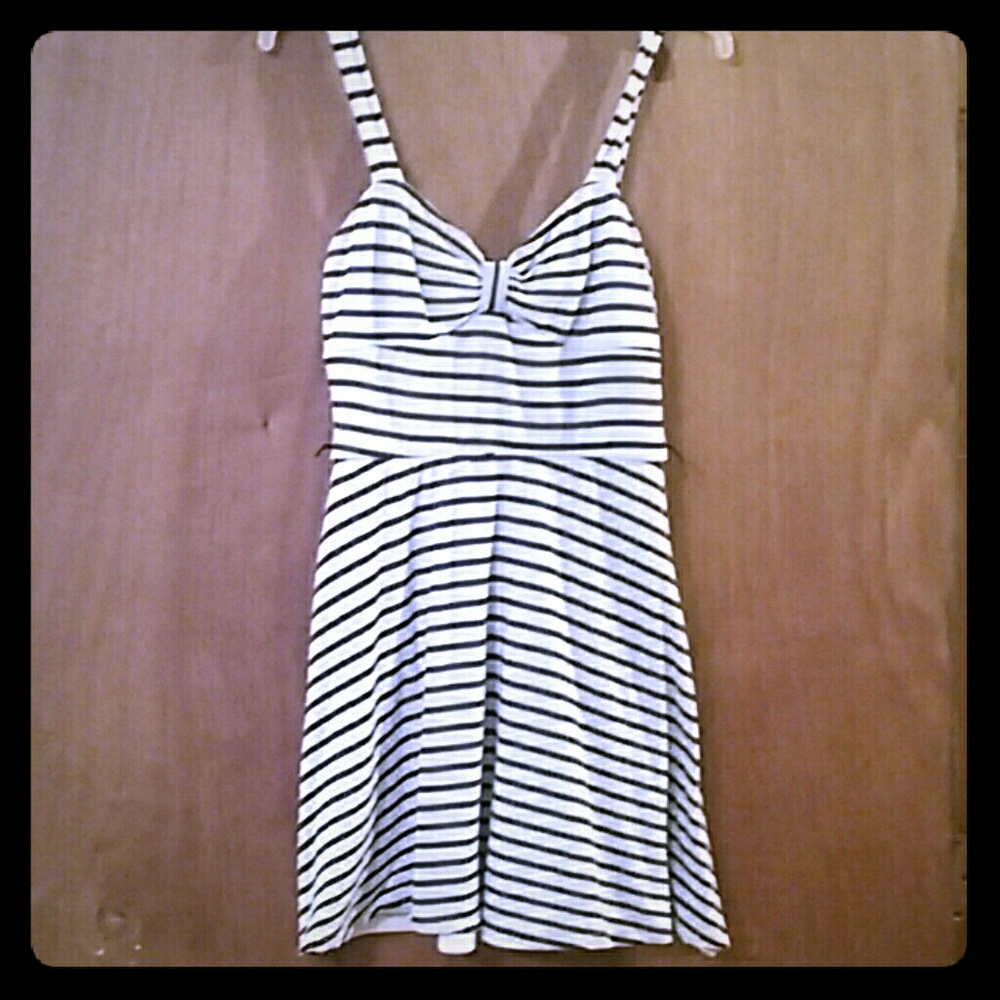 Cute mini dress that comes with belt