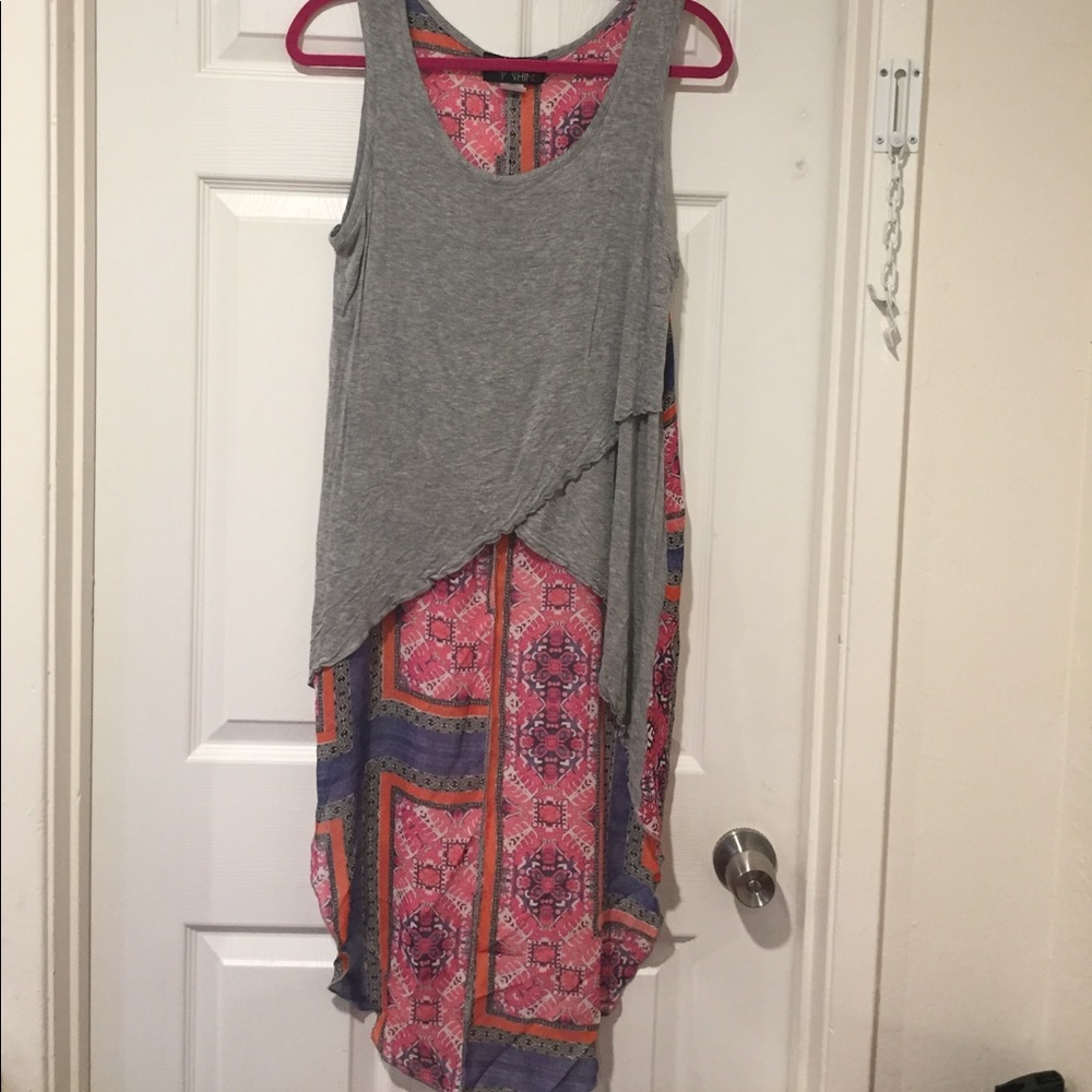 Sleeveless high low tunic top.