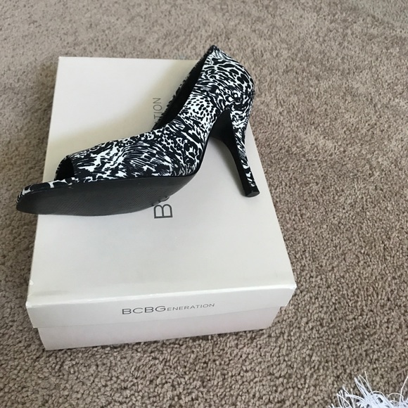 BCBGeneration peep toe heals - Picture 2 of 3