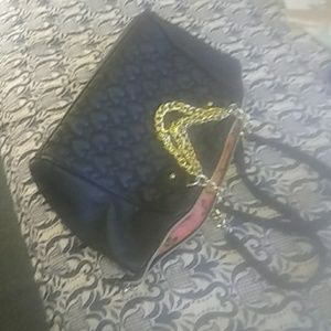 Black. Quilt heart puff handbag