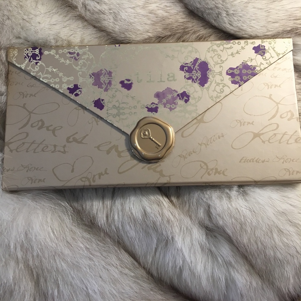 LE Stila A Whole Lot Of Love Palette